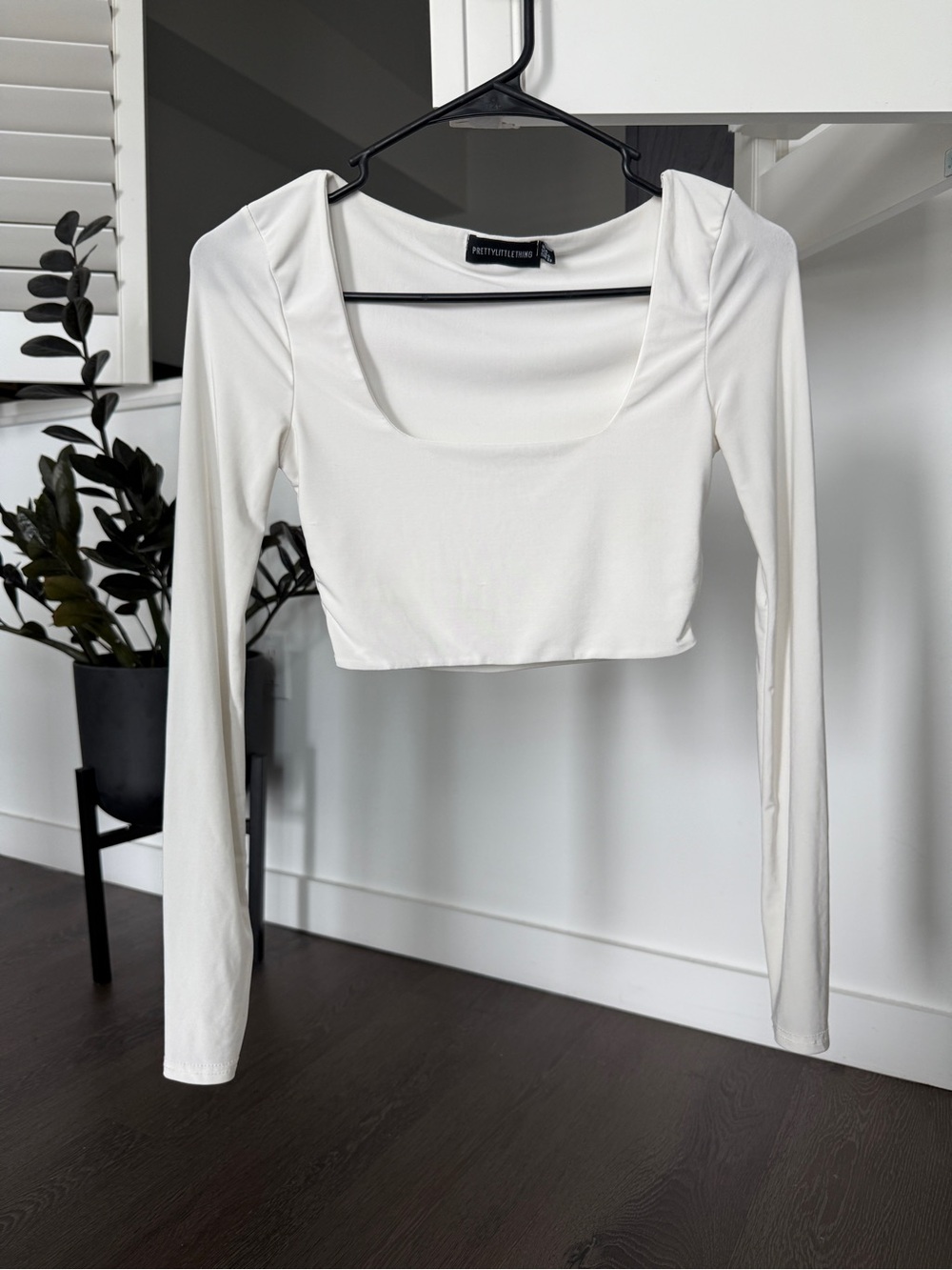 PrettyLittleThing Cream Long Sleeve Square Neck Crop Top
